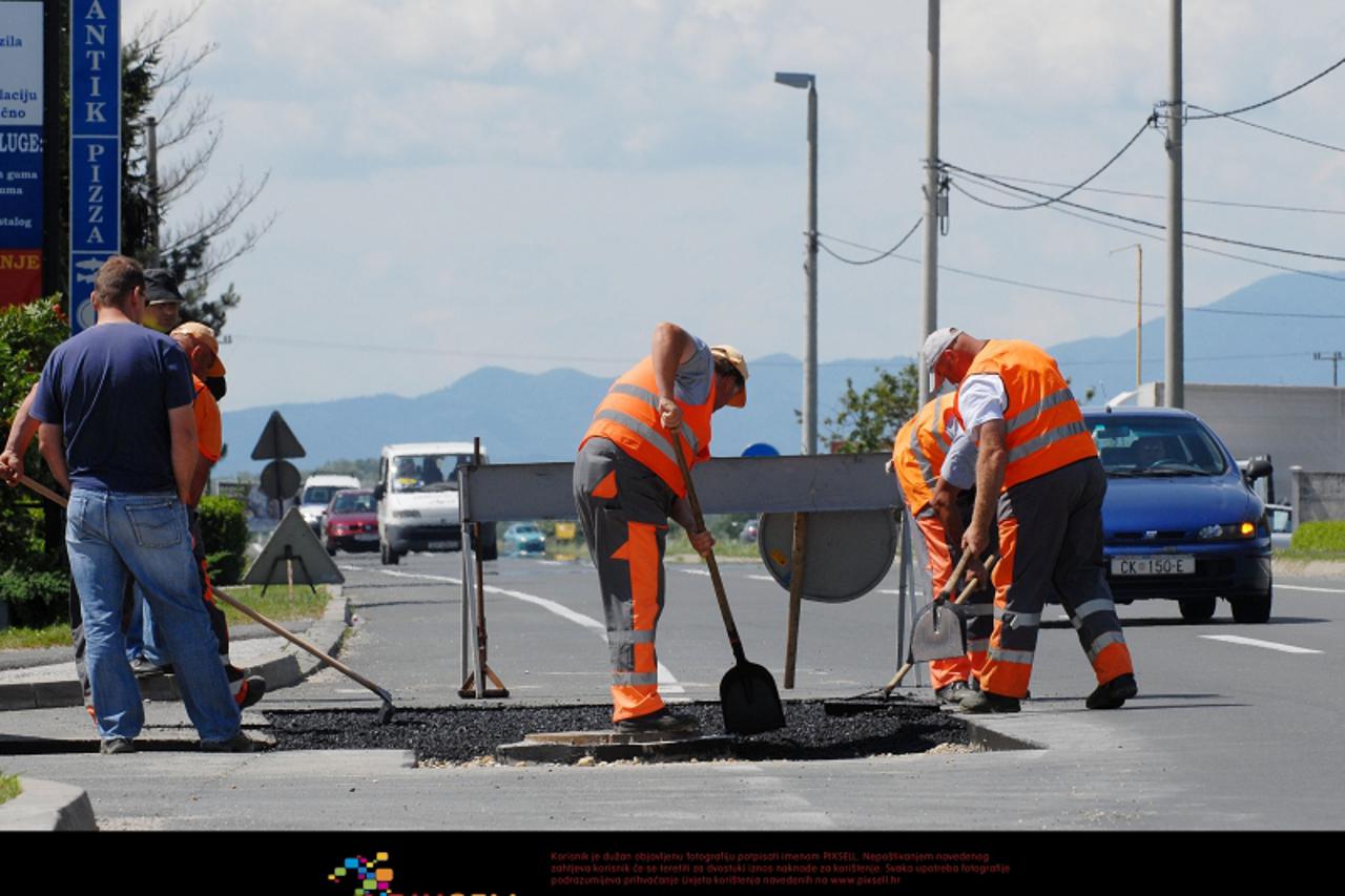 '23.06.2010., Nedelisce -  Radnici popravlju rupe na cestama koje su nastale tokom zime Photo: Marko Jurinec/PIXSELL'