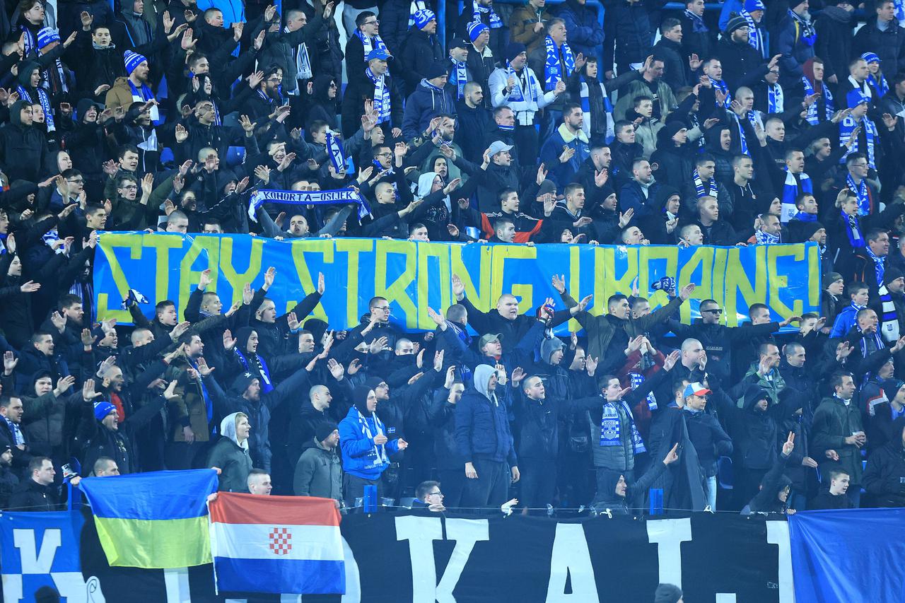 Navijači na utakmici Osijek - Dinamo poslali poruku podrške Ukrajini