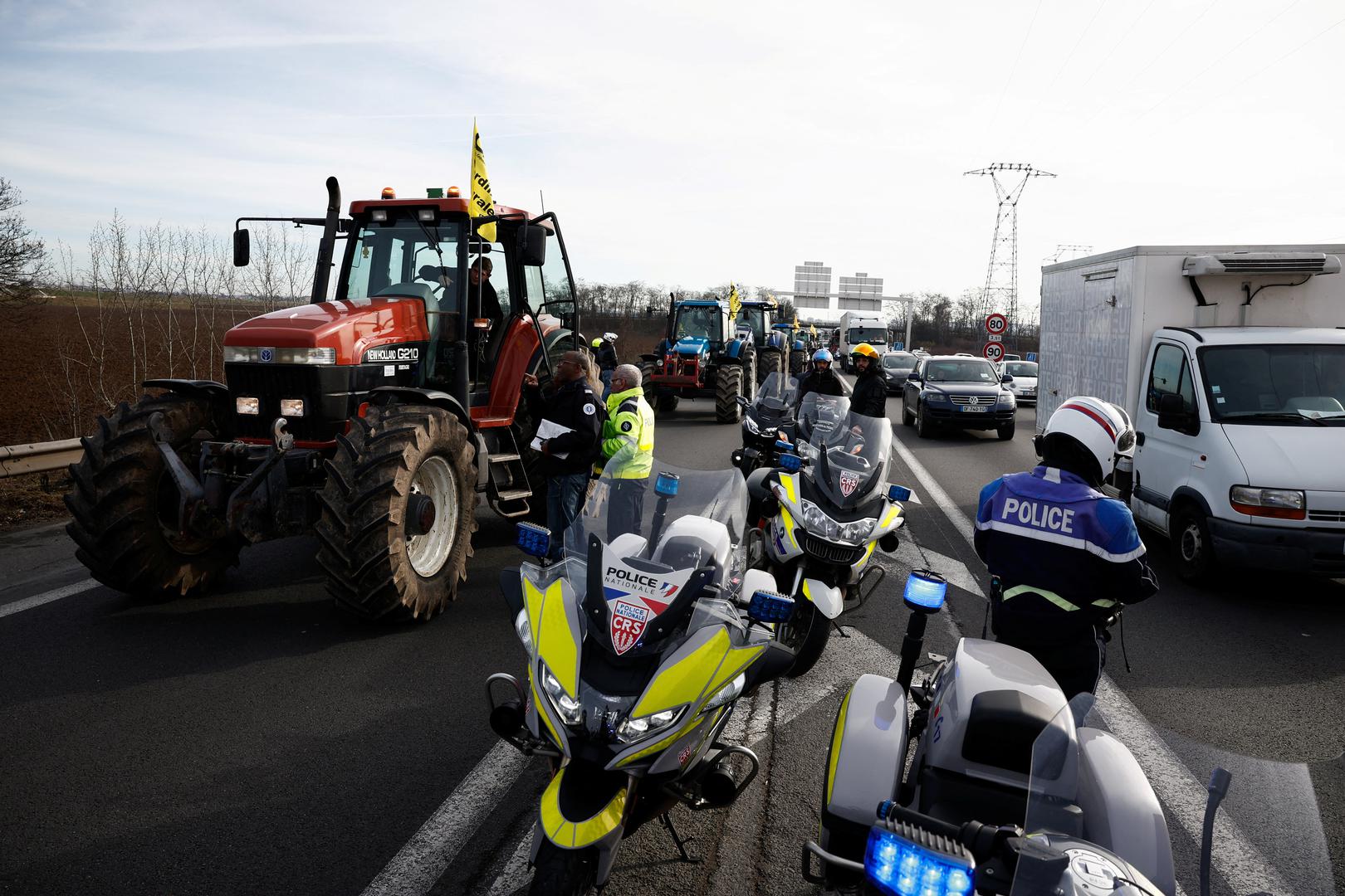 Francuska vlada pokušava obuzdati nacionalne prosvjede poljoprivrednika koji traže bolje plaće i životne uvjete, a mnogi će se okupiti u Parizu u ponedjeljak.
