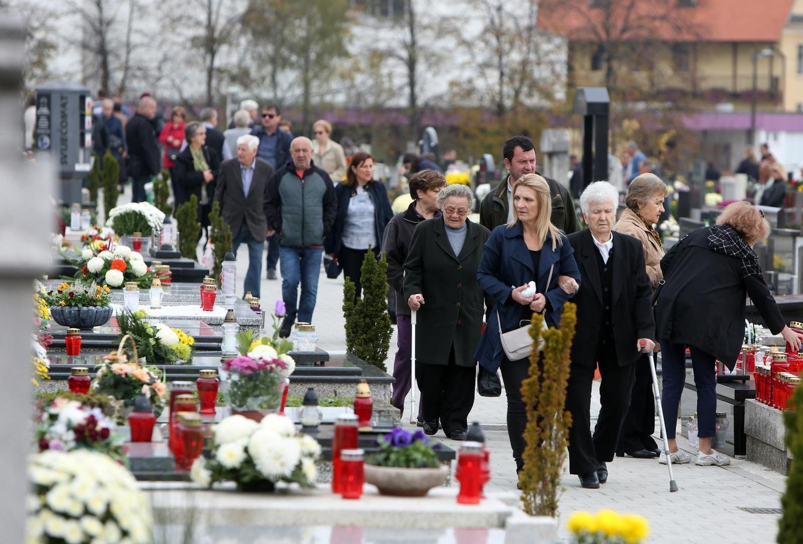 U Karlovcu su brojni građani obišli grobove, zapalili svijeće i položili cvijeće.