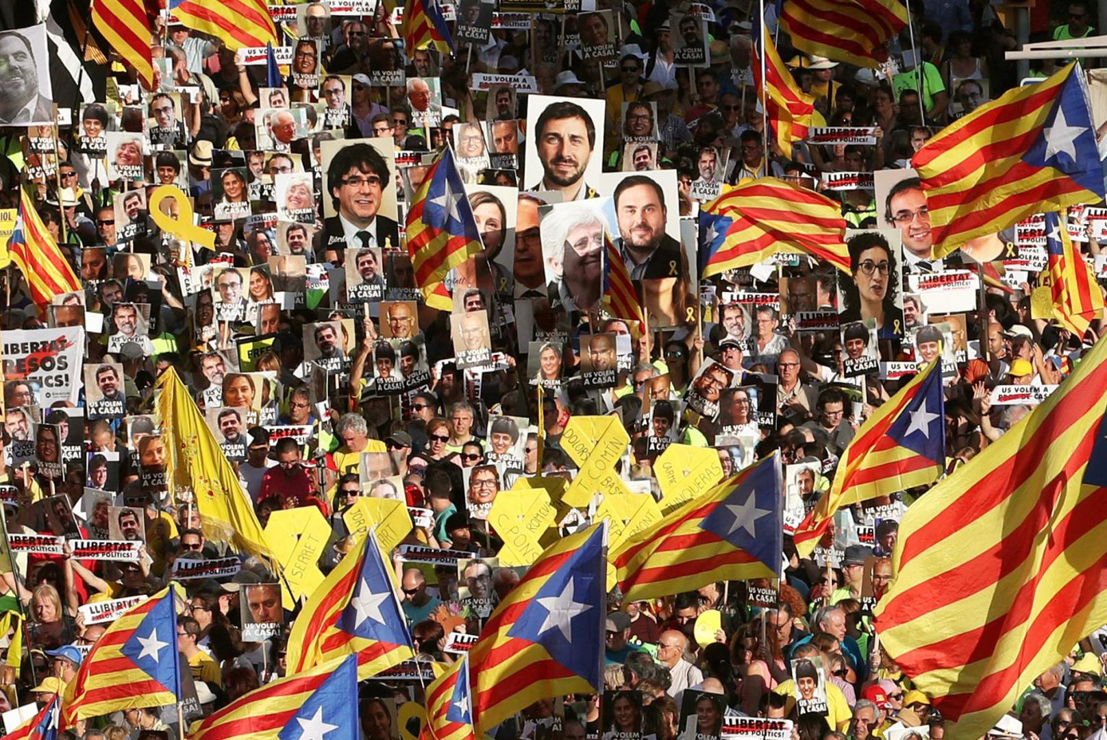 Vlasti u Madridu na teret optuženima stavljaju pobunu protiv Španjolske, neposluh te korištenje javnog novca za organiziranje referenduma koji je zabranio španjolski Ustavni sud.