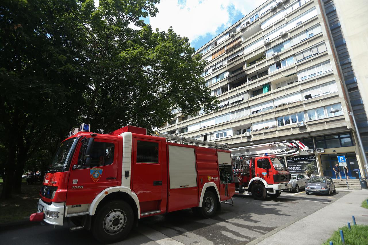 Zagreb: Vatrogasci ugasili požar na četvrtom katu zgrade na Krugama