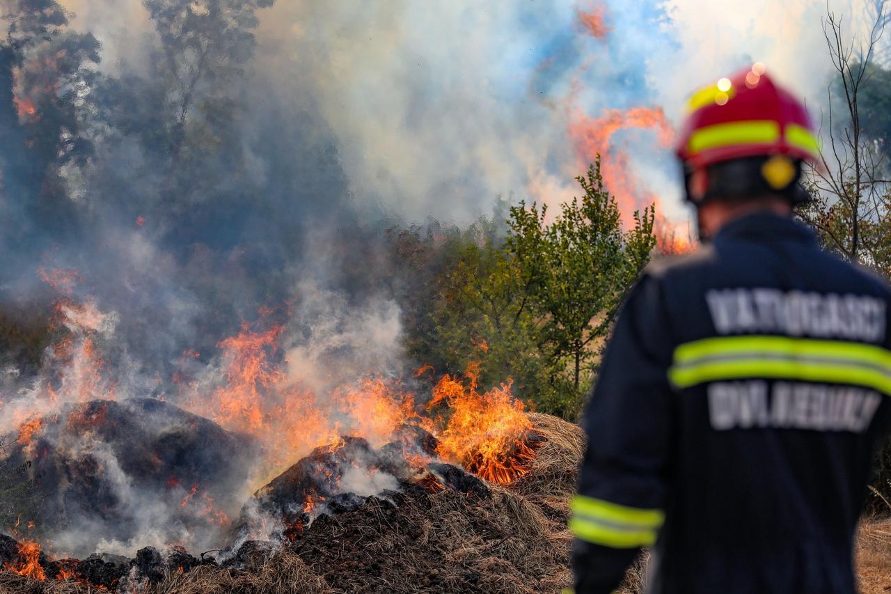 Vatrogasci uz pomoć kanadera brzo lokalizirali požar kod Pule