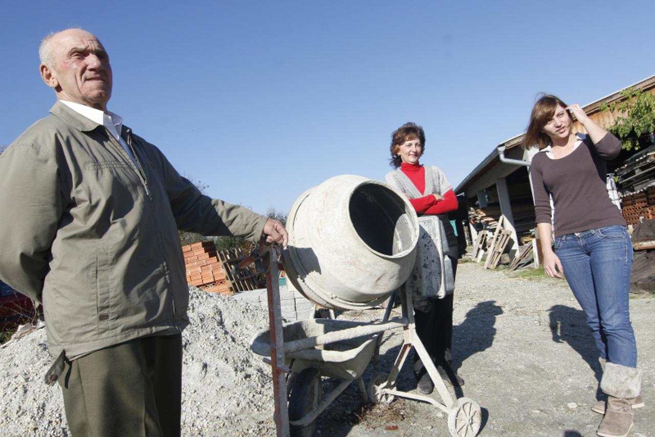 'Koprivnica, 22.10.2010 - Tri generacije obitelji Vrabelj bave se zidarskim poslom. Snimio: Marijan Su\\u009Aenj'