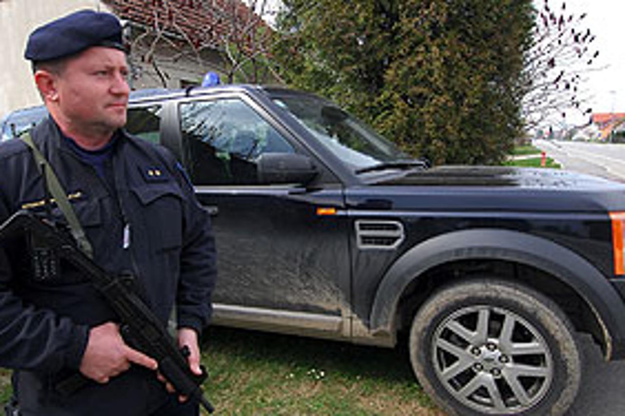 Policajac pred kućom jedne od osoba koje su se u prošlosti sukobljavali s Koradom