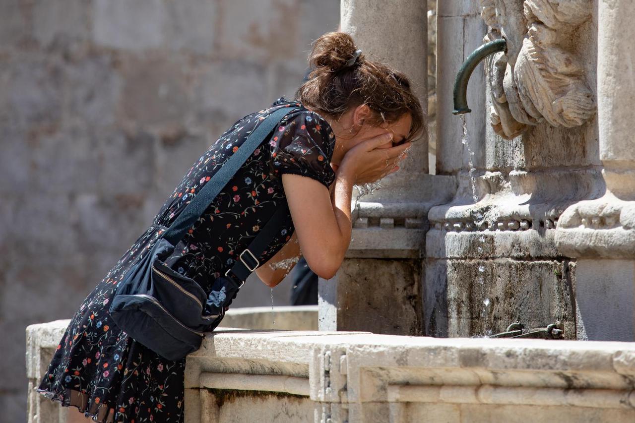 Velike vrućine u Dubrovniku, osvježenje su fontana ili more