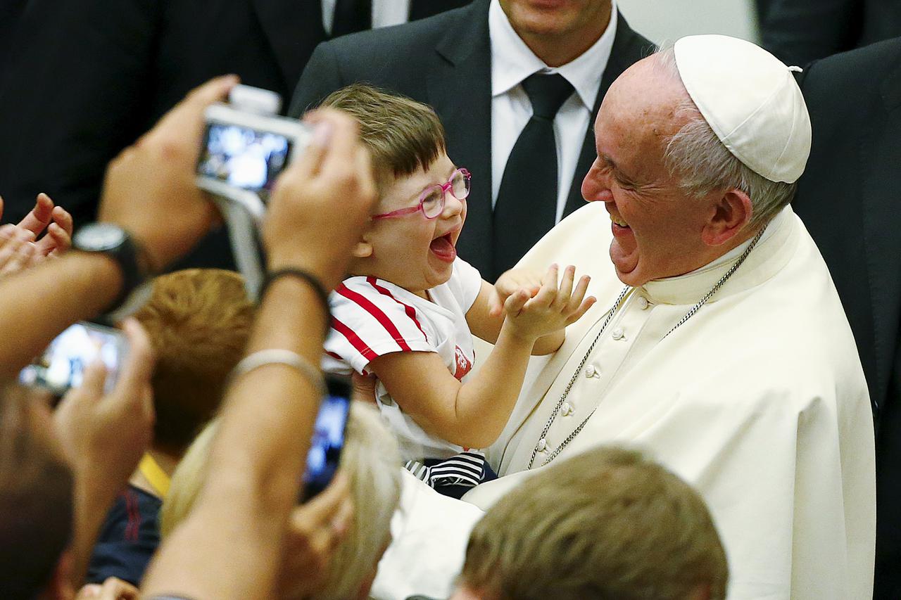Pope Francis laughs with a baby during a special audience with parish cells for the evangelization in Paul VI hall at the Vatican September 5, 2015. REUTERS/Tony Gentile      TPX IMAGES OF THE DAY           TPX IMAGES OF THE DAY