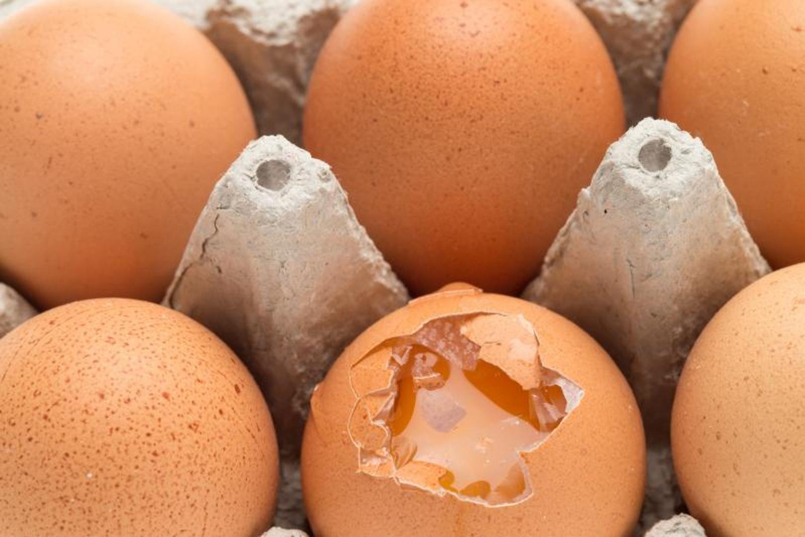 2. Nemojte koristite previše octa - mnogi misle kako kod poširanih jaja upravo ocat pomaže da se bolje i brže skuhaju. Kod većih količina bjelanjak se zgusne, a žumanjak ostane sirov


