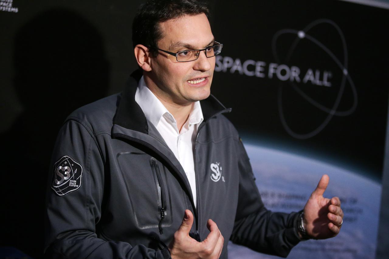 Napadnuti osnivač kompanije Jaussi na prezentaciji gradnje Centra za svemirska istraživanja u Udbini u veljači 2015.