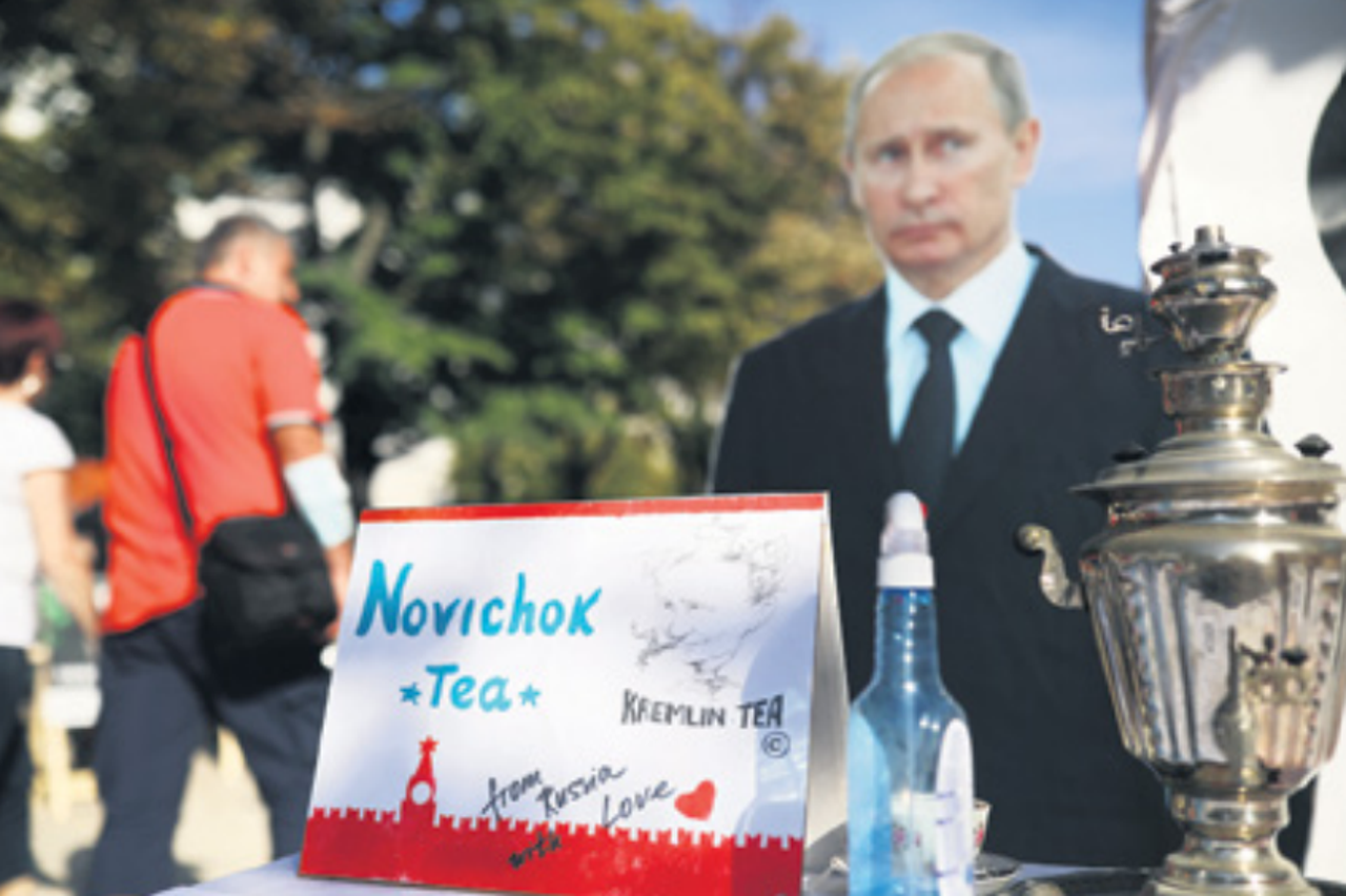 Aktivisti su ispred veleposlanstva Rusije u Berlinu postavili čaj s novičokom, dostupan svima