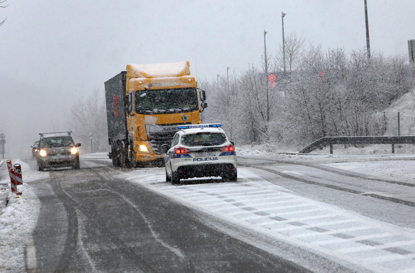Jak snijeg koji pada u okolici Rijeke usporavao je danas promet na autocesti A6 Rijeka-Zagreb