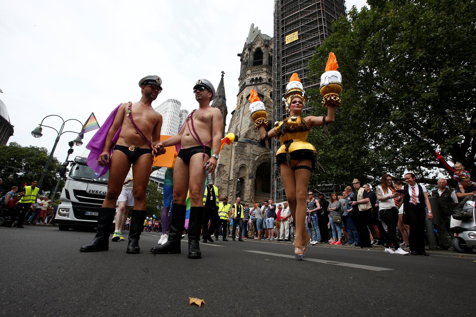 Nekoliko desetaka tisuća ljudi je u sklopu tradicionalnog Gay Pridea u Berlinu proslavilo donošenje zakona o sklapanju brakova između istospolnih partnera,... (Hina)