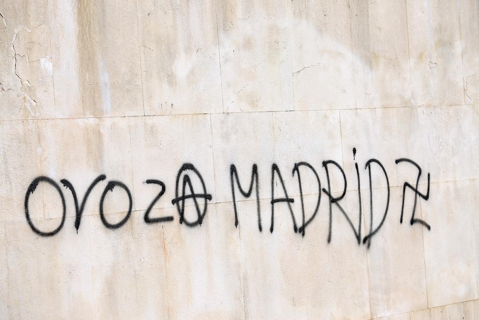 Na spomenicima pogubljenim antifaštistima našarani su nacistički i fašistički simboli, kukasti križevi našarani naopako te ustaška slova 'U', a centralni spomenik žrtvama fašističkog terora nagrđen je porukom 'Ovo je za Madrid', u koju je uklopljen anarhistički simbol, slovo 'A' u krugu.