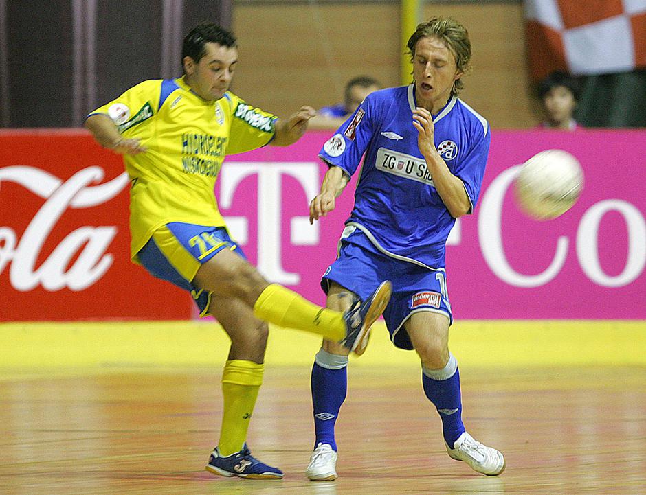 Luka Modrić profesionalnu nogometnu karijeru započeo je u Dinamu 2003. godine, praktički je bio dječak.