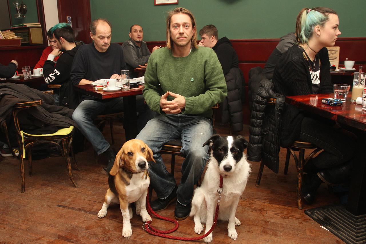 05.02.2015., Karlovac - Caffe bar Buksa u centru grada jedan je od rijetkih koji ima i status Dog friendly kafica sto je odusevilo ljubitelje pasa koji mogu bezbrizno doci ovdje na pice. Robert Pavlic. 