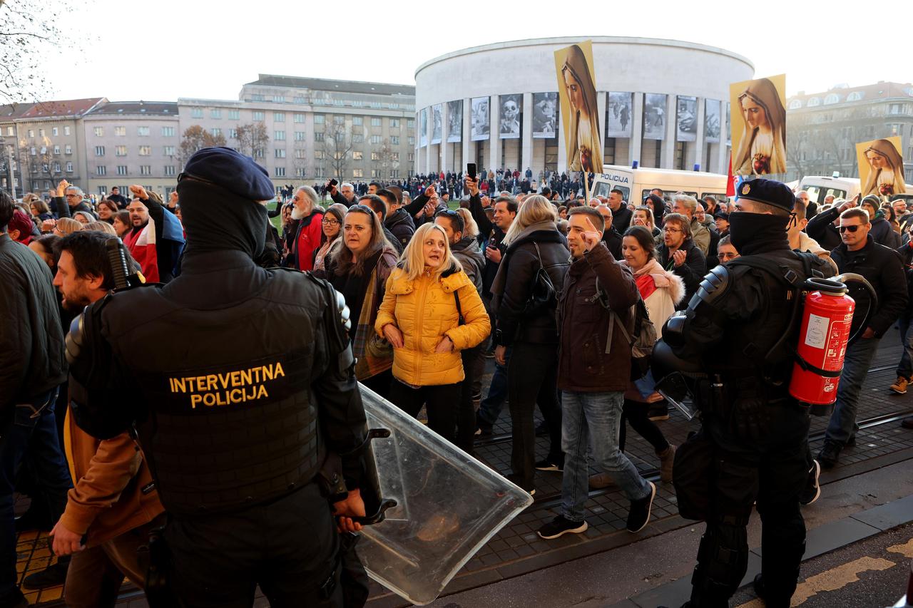 Zagreb: Interventna policija uz  prosvjednike protiv COVID potvrda 