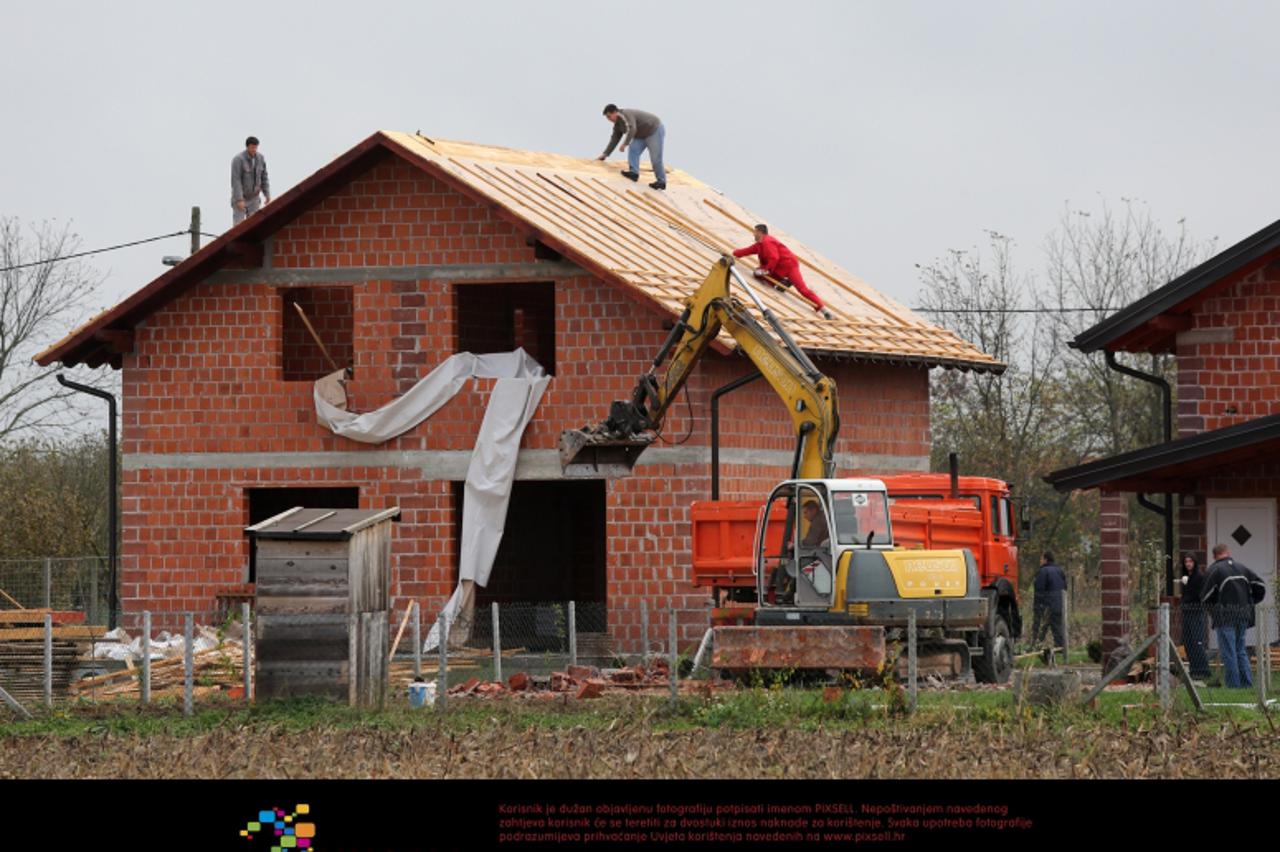'06.11.2012., Lucko - Prkanj 32, 34, rusenje ilegalno sagradjenih stambenih objekata.  Photo: Robert Anic/PIXSELL'