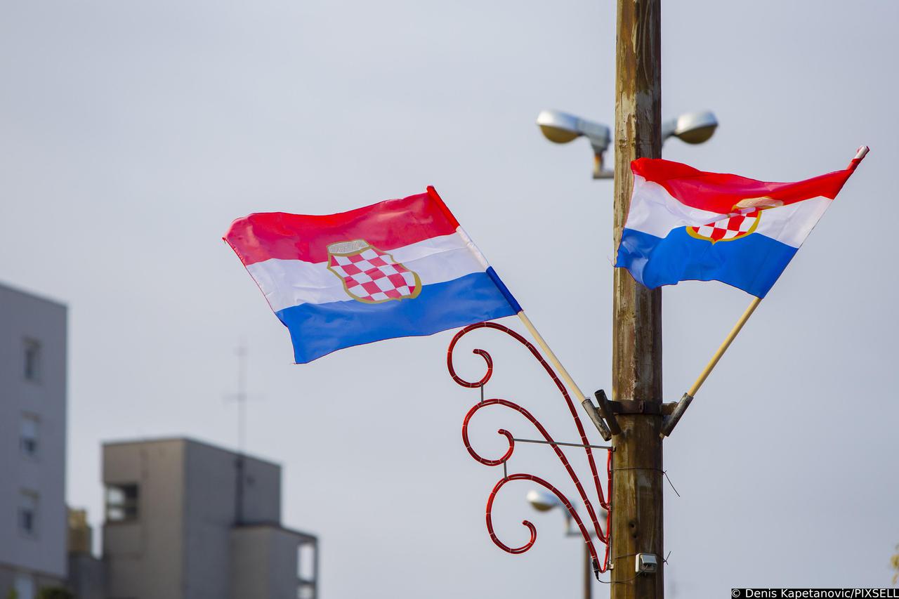 Mostar: Tijekom noći postavljene zastave Herceg-Bosne