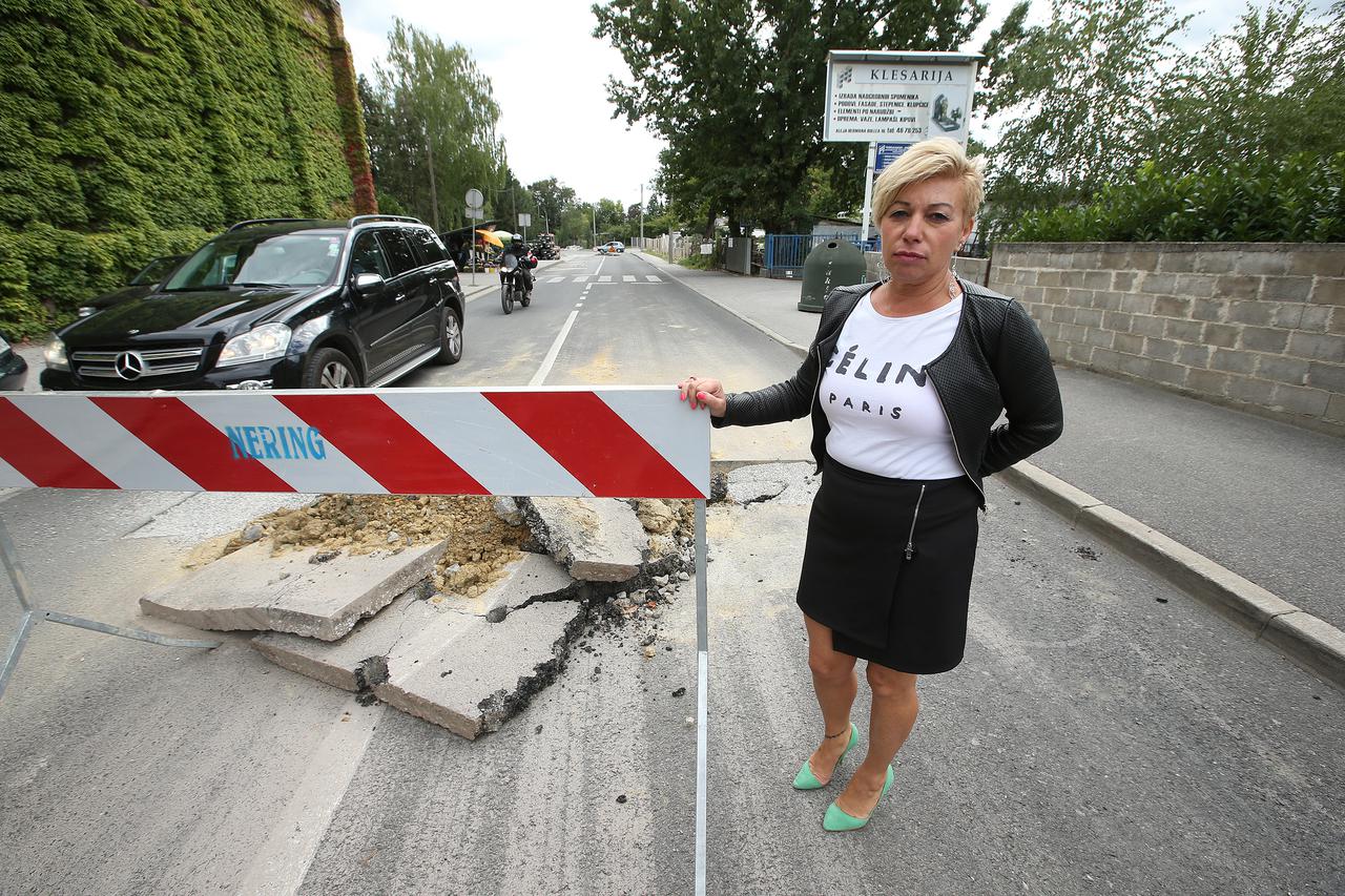 07.09.2015., Zagreb Avenija Hermana Bollea, gdja. Stela Svrcak jedna od mnogih kamenoklesarskih obrtnika koji se nalaze nasuprot mirogojskih arkada, zale se na radove koji su zapoceli na izmjeni kanalizacijskog sustava. Problem je u tome sto je zatvorena 