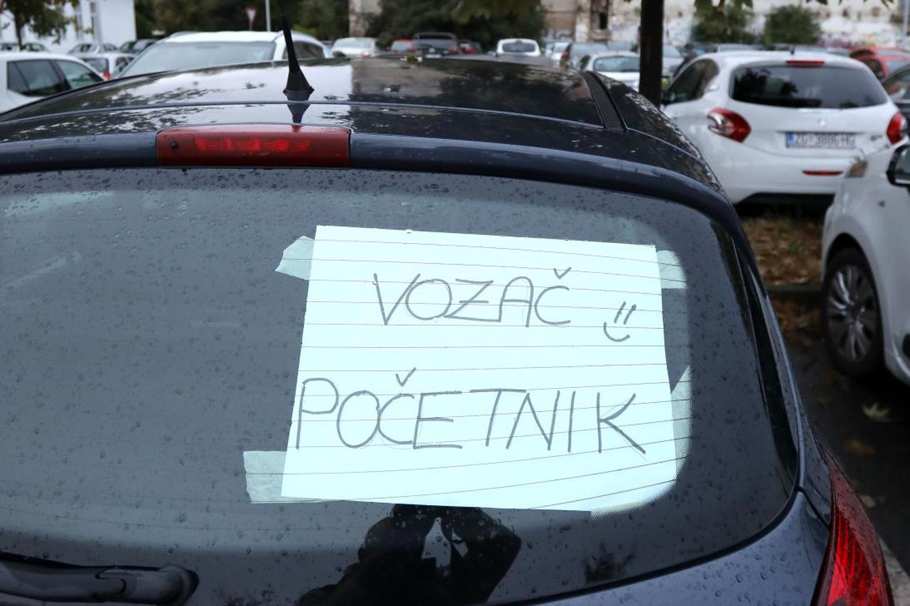 Zagreb: Poruka “Vozač početnik” na zadnjem staklu automobila