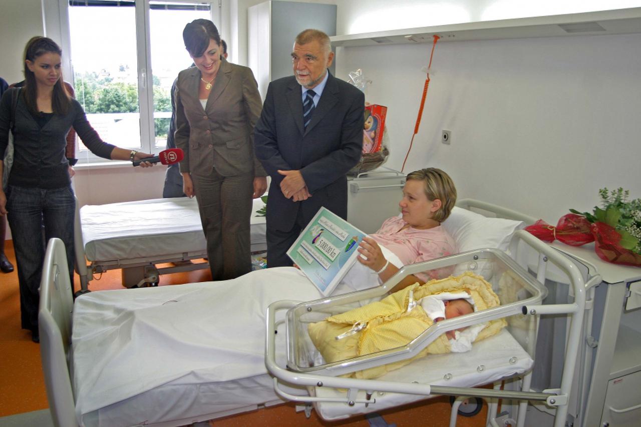 Prvorođeno dijete i njegovu majku u novom rodilistu u Sisku obišao je i Stjepan Mesić