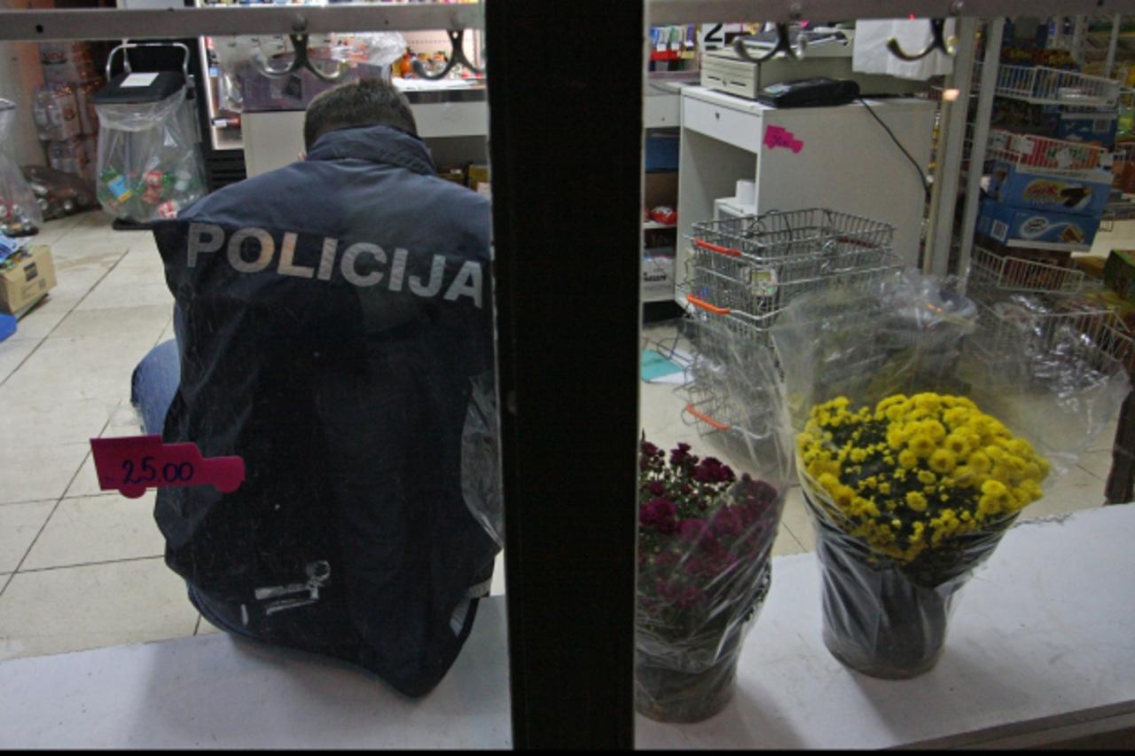 '27. 10. 2008., Zadar - U popodnevnim satima opljackana je trgovina Sonik u blizini osnovne skole na Vostarnici. Prodavacica je pokusala zaustaviti razbojnika no on ju je lakse ozlijedio te pobjegao. 