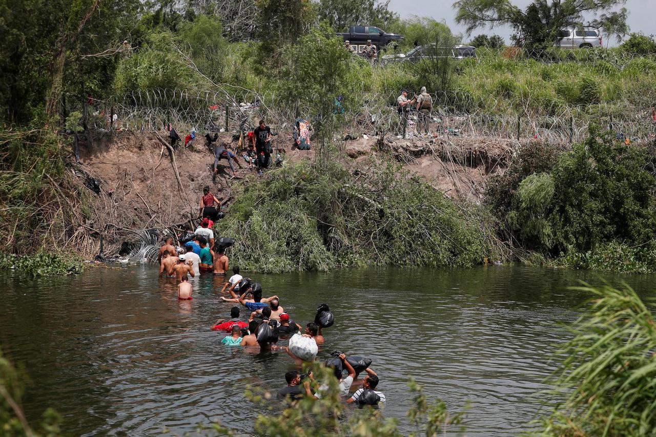 Migrants cross the Rio Bravo river before the lifting of Title 42, in Matamoros