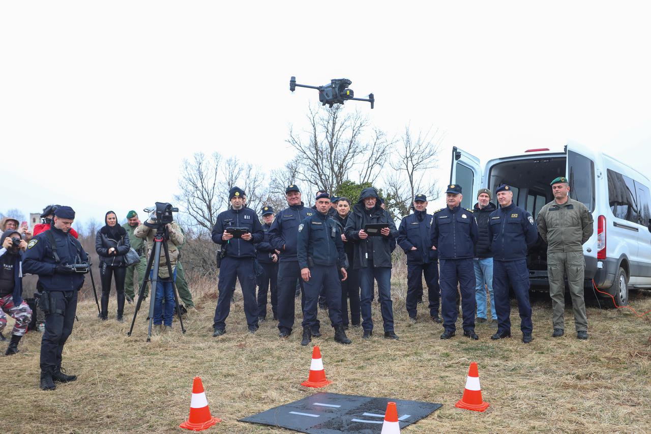 Božinović obišao policijske službenike na području PU karlovačke koji rade na zaštiti državne granice i suzbijanju nezakonitih migracija 