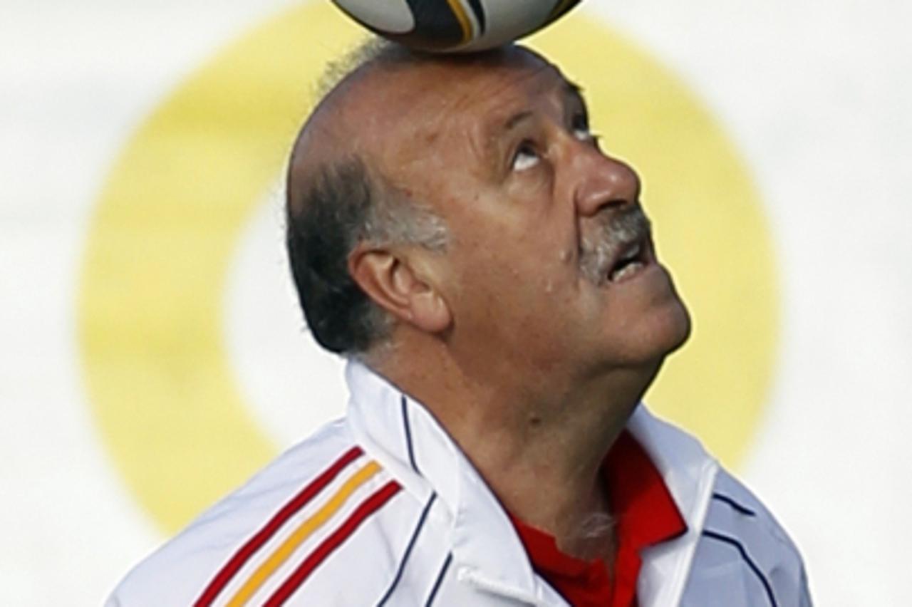 'Spain\'s head coach of the national soccer team Vicente Del Bosque attends a training session at the Spanish Soccer Federation headquarters in Las Rozas, outside Madrid June 10, 2010. REUTERS/Juan Me