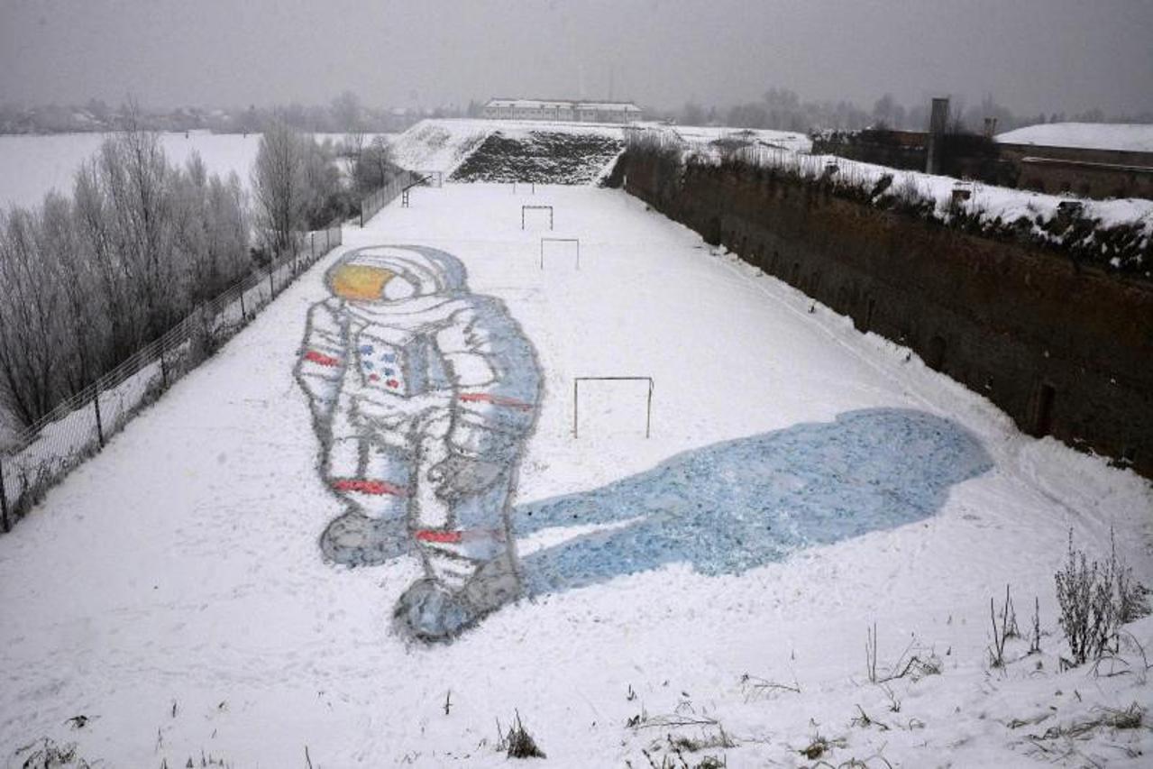 Slavonski Brod: Filip Mrvelj na Tvrđavi naslikao 3D sliku astronauta na snijegu