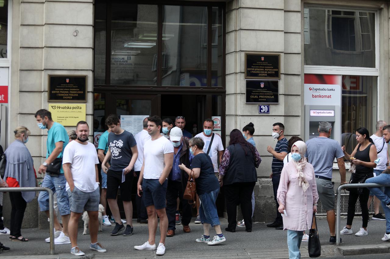 Zagreb: Velike gužve ispred zgrade Policijske uprave u Petrinjskoj