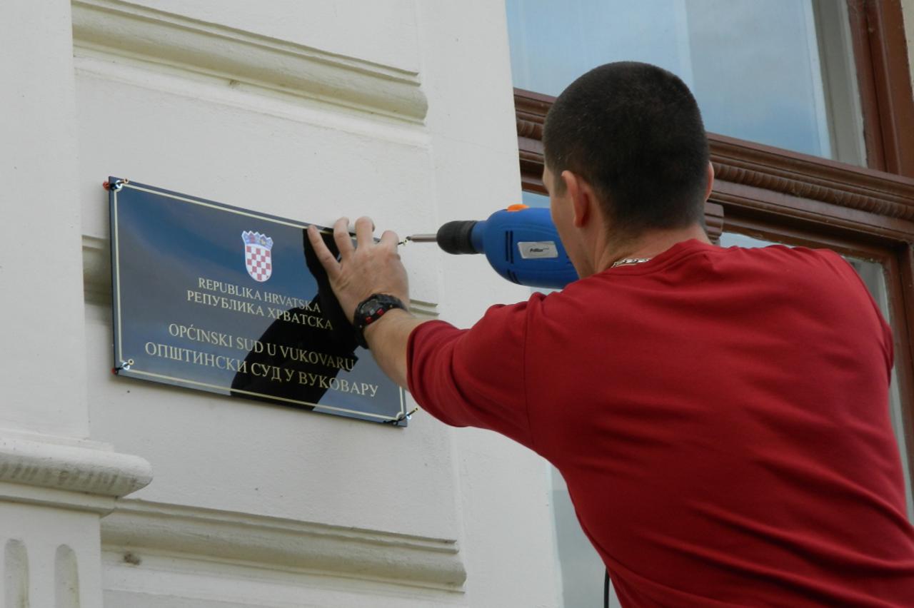 Postavljene nove dvojezične ploče u Vukovaru (1)