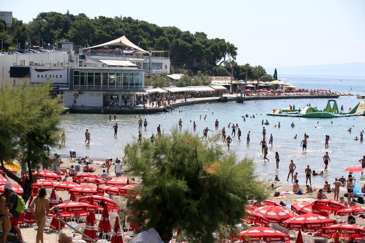 Split: Prepuna plaža Bačvice na udarni ljetni turistički vikend