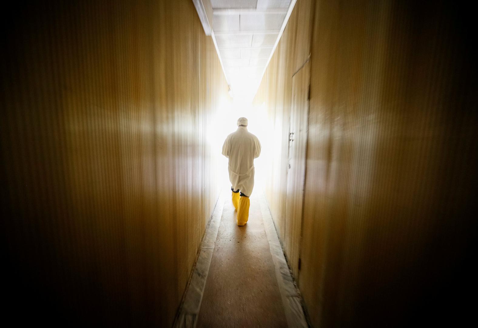 Zaposlenik nuklearne elektrane prolazi kroz hodnik zaustavljenog reaktora atomske centrale u Černobilu