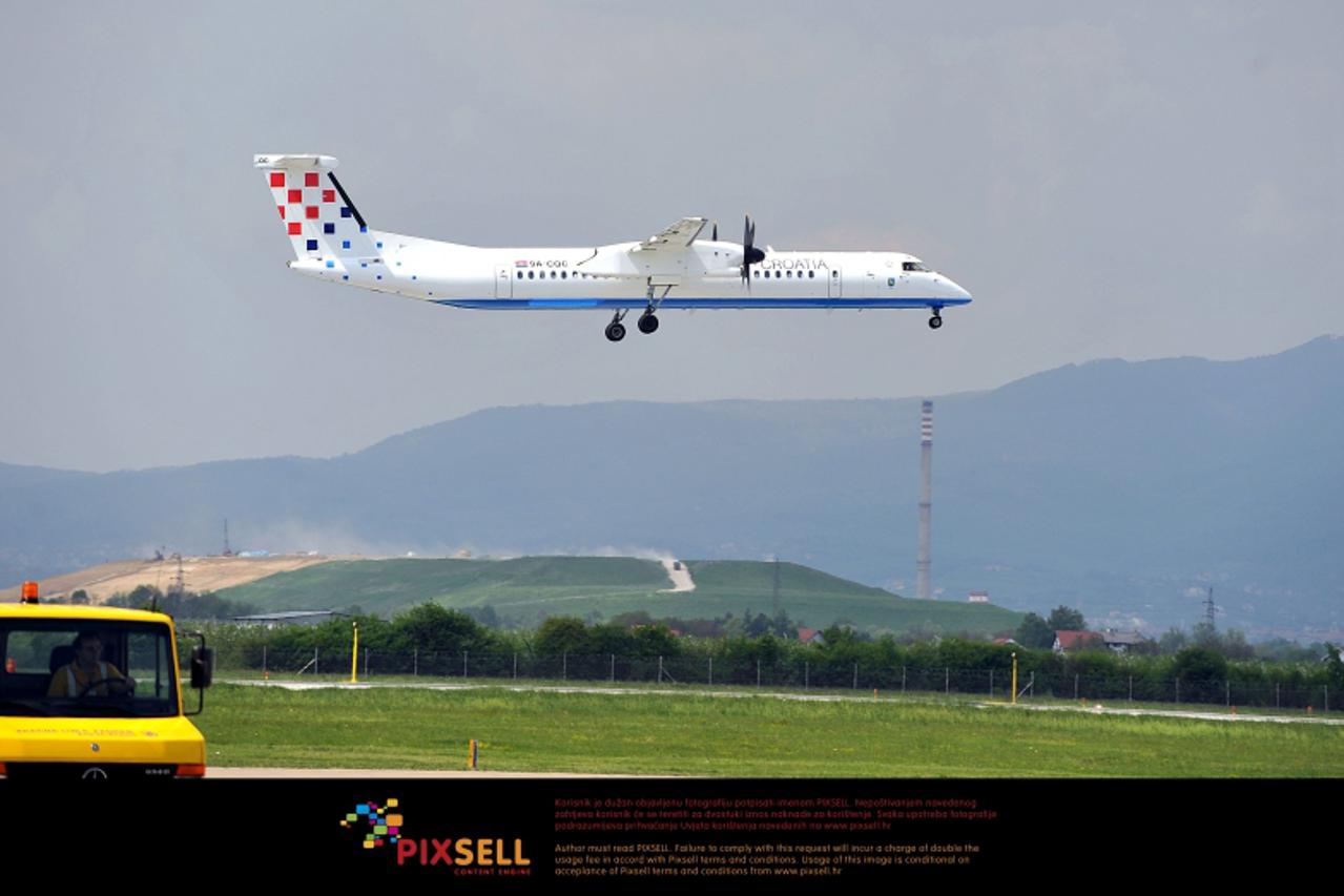 '28.04.2010., Zagreb - Avion Croatia Airlinesa slijece u Zracnu luku Zagreb.  Photo: Goran Stanzl/PIXSELL'