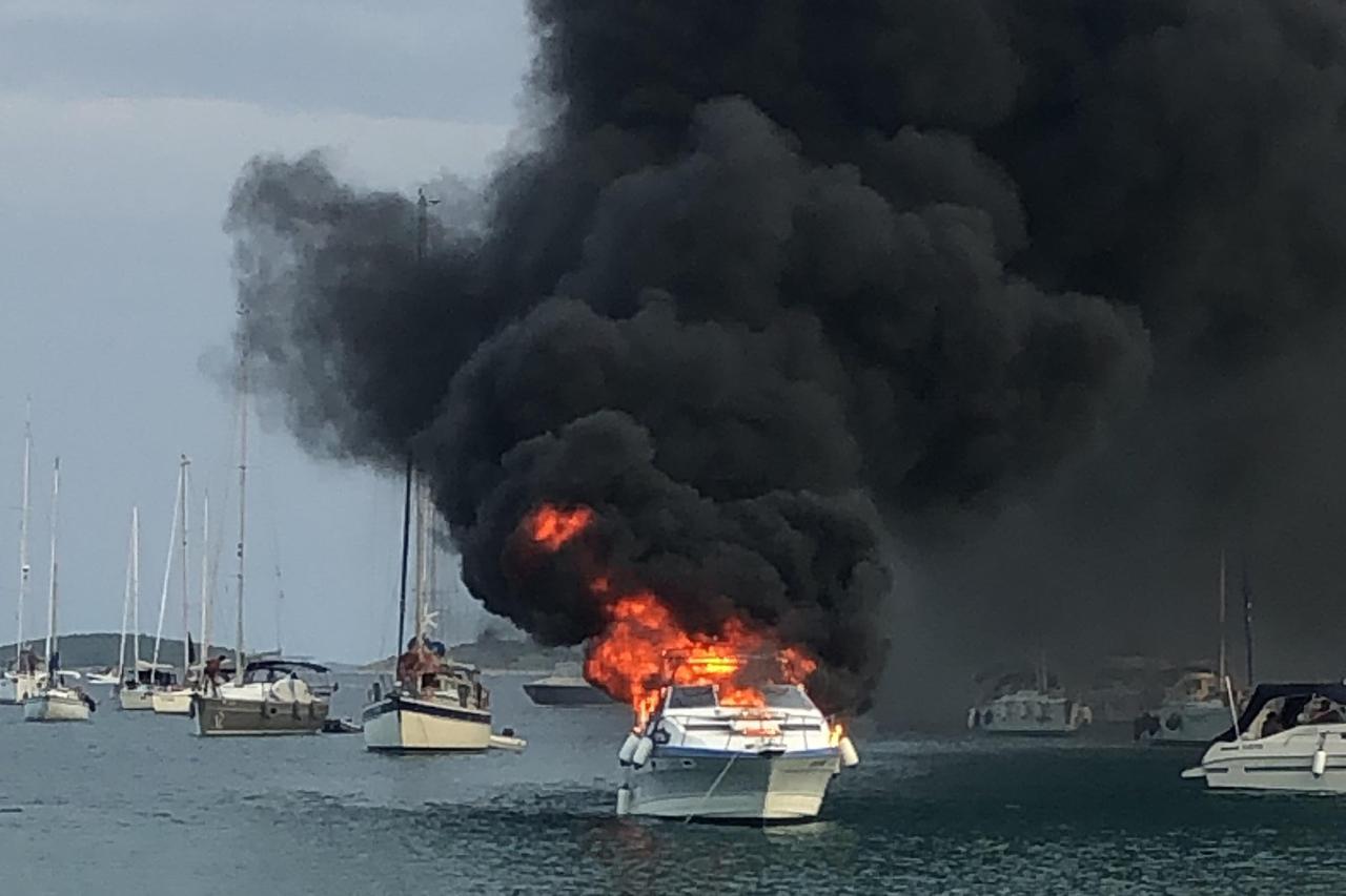Vatra zahvatila brod na otoku Istu