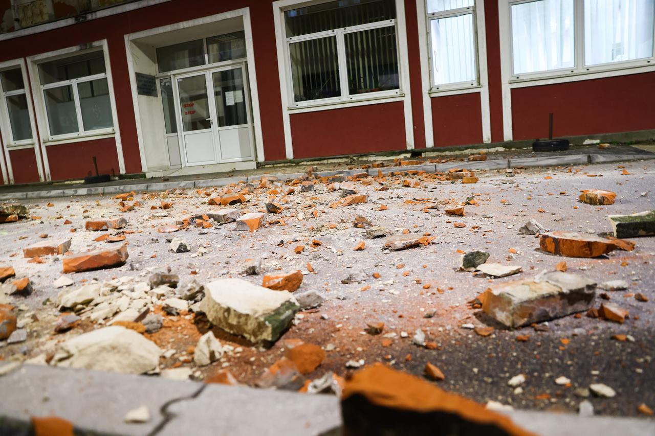 Cigle na ulicama Mostara nakon što je jak potres pogodio BiH