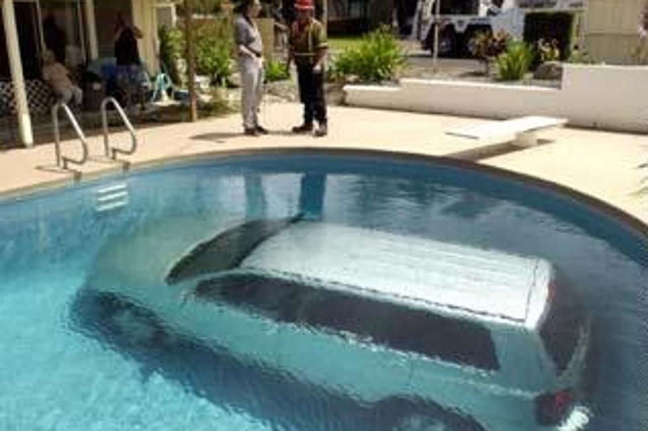 Auto u bazenu