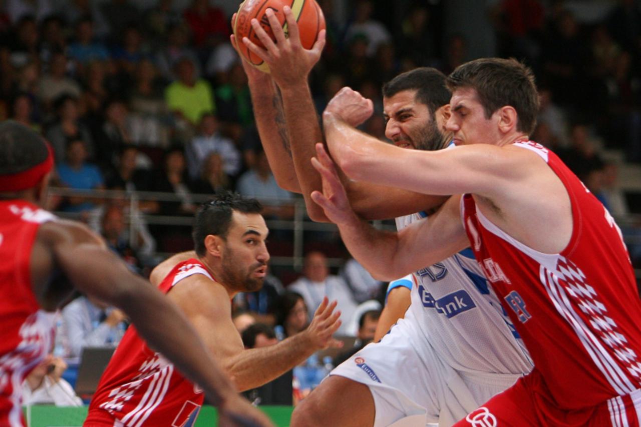 \'Greece\'s Ioanis Bourousis (L) vies with Croatia\'s Stanko Barac (R) during the EuroBasket 2011 first round group C qualifying basketball match between Greece and Croatia at the Arena in Alytus on S