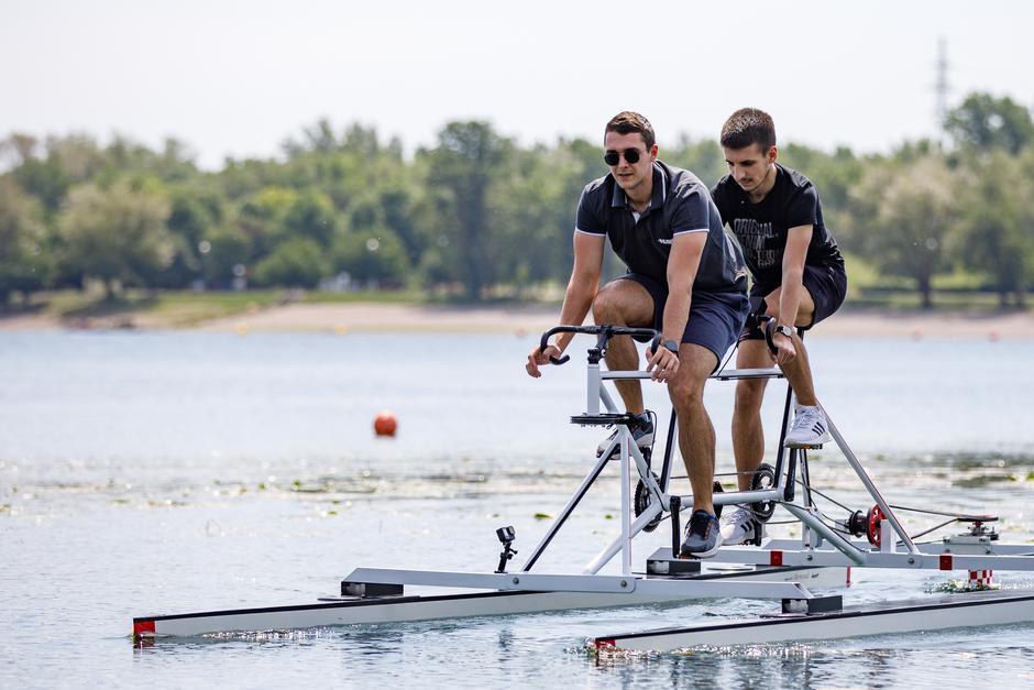 Studenti Fakulteta Strojarstva i brodogradnje na jarunskom jezeru testiraju brodocikl