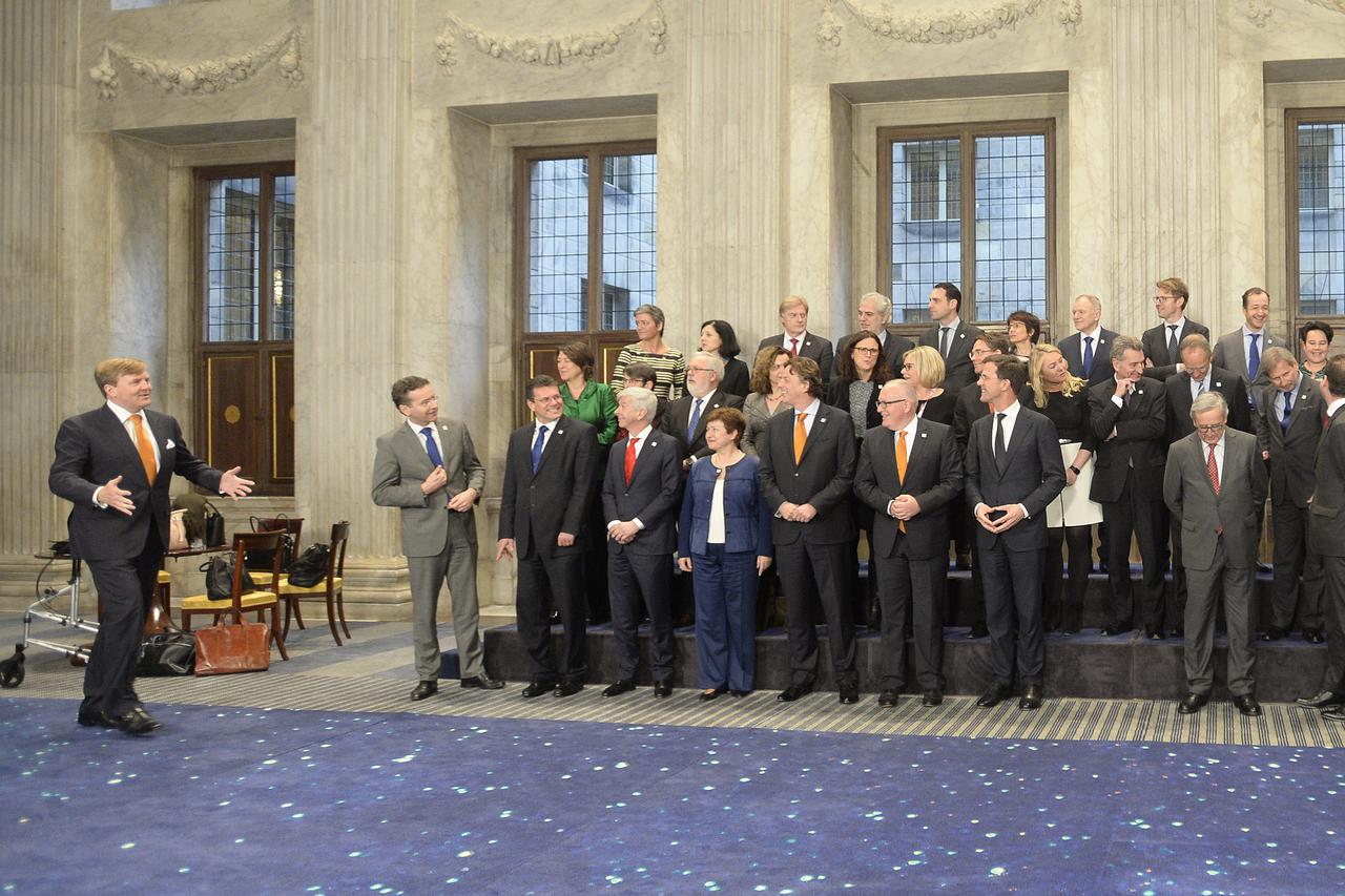 Nizozemski kralj s članovima EK i nizozemske vlade