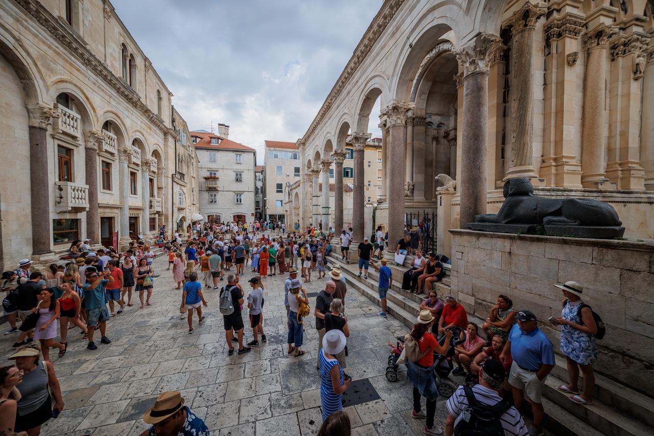 Veliki broj turista u obilasku centra Splita