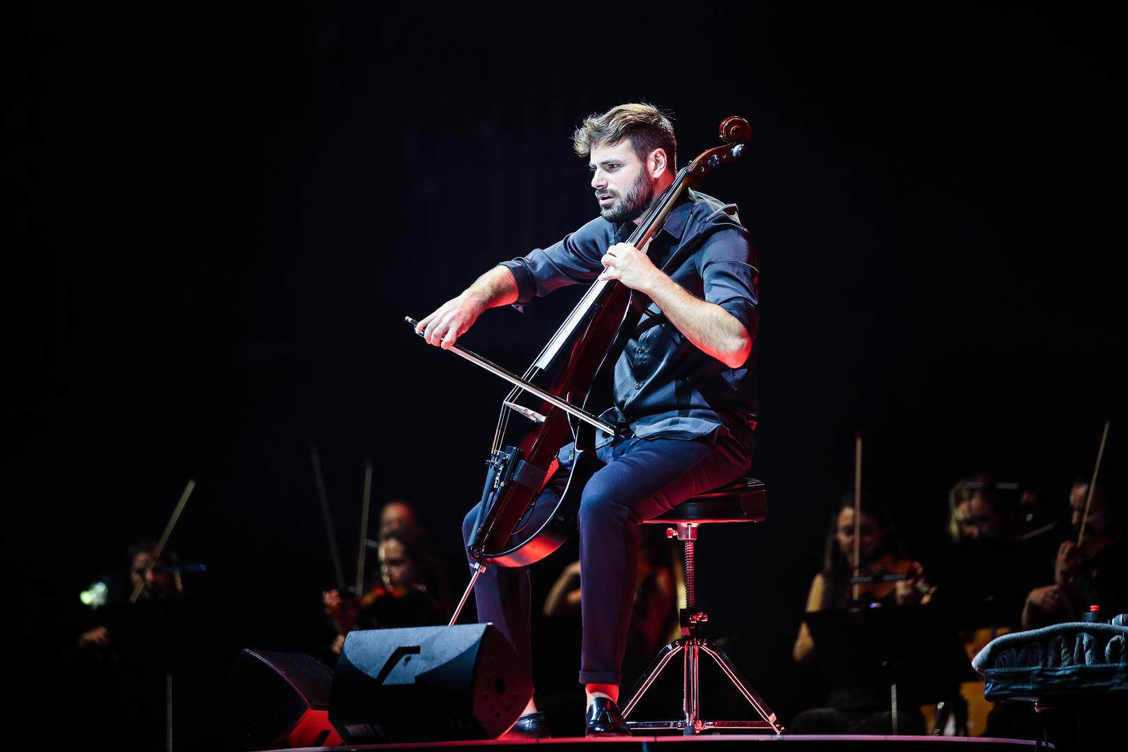  „Rebel with a Cello“ prva je samostalna turneja poznatog glazbenika, a dosad je Hausera pokorio Prag, Budimpeštu, Yerevan, Bar, Atenu, Limassol, Bordeaux, Barcelonu, Madrid, Lisabon, Dijon i Zurich. 