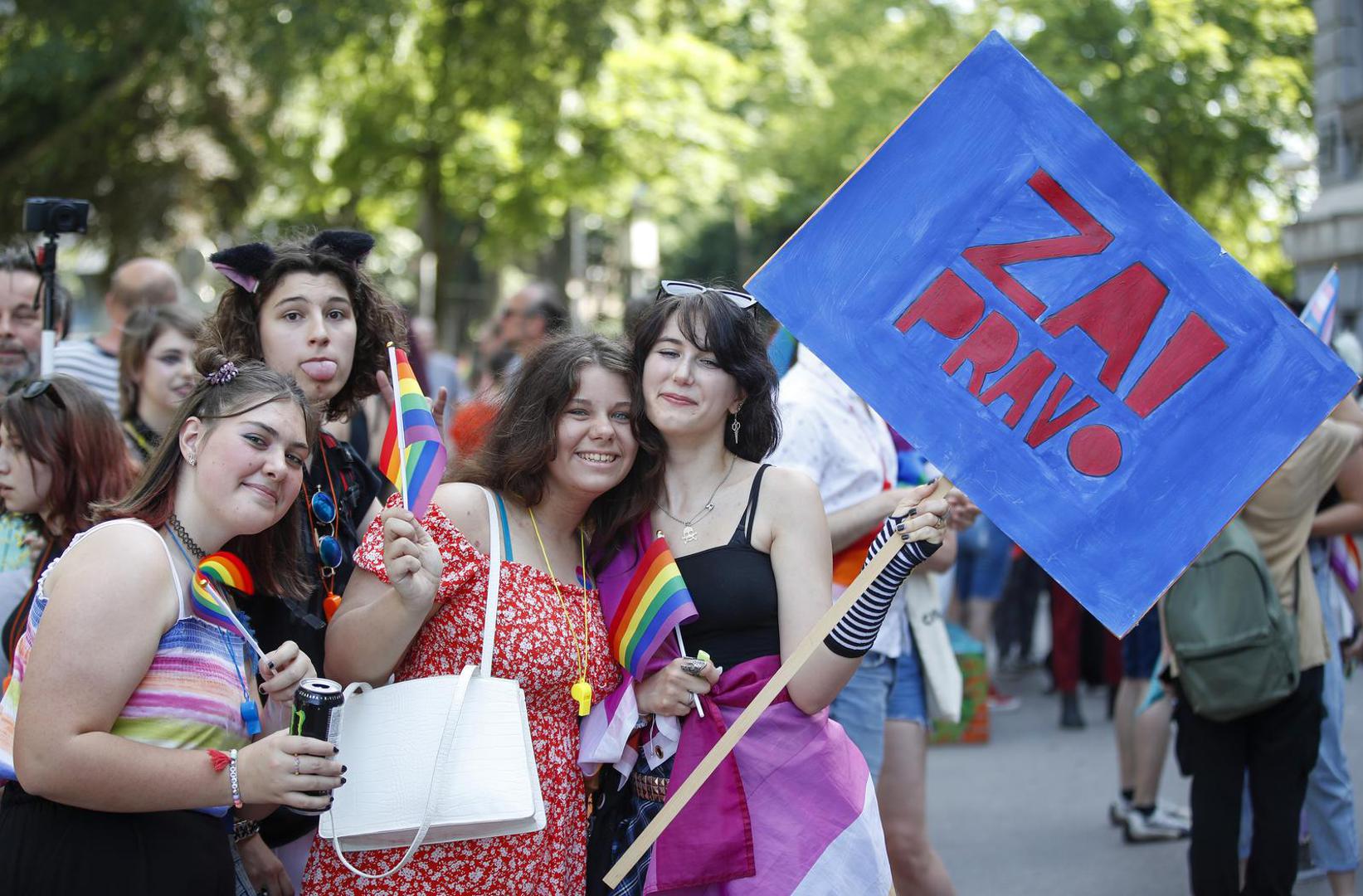 S prepunog zagrebačkog Rooseveltovog trga prema parku Ribnjak krenula je u subotu 21. Povorka ponosa LGBTIQ+ zajednice, osoba i duginih obitelji, koja se ove godine održava pod ironičnim geslom “Dajte nam naša četiri zida!”. Hina