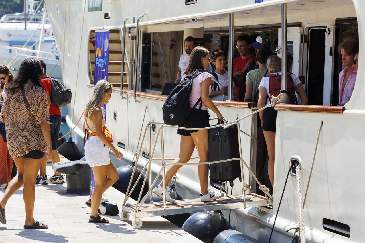 Split: Još jedan sunčani vikend donio je gužve u centar grada