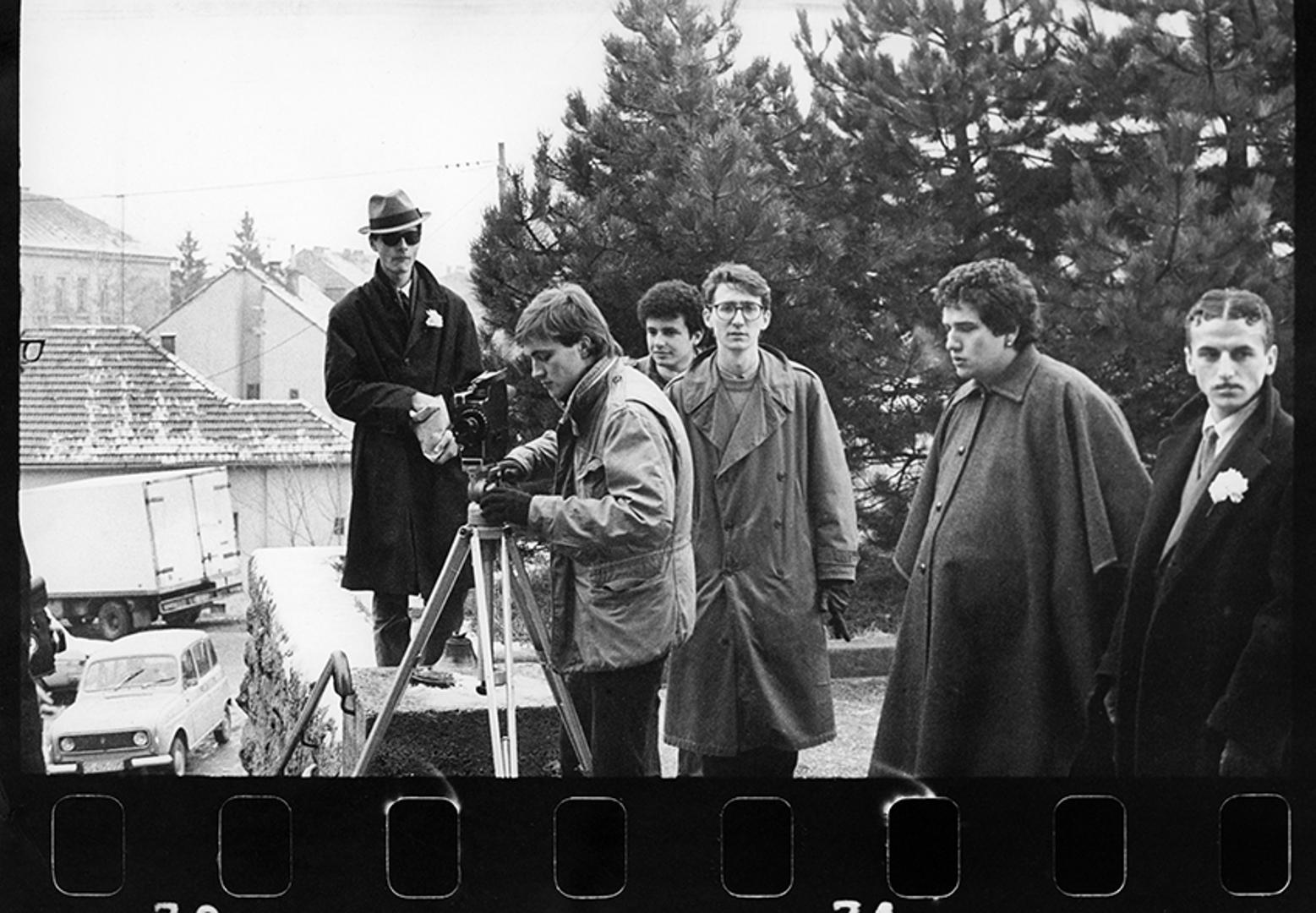 Ozren Pezo, Davor Šarić, Rino Efendić, Zoran Pezo, Mišo Orepić i Goran Gajić na snimanju studentske vježbe Zorana Peze Potjera, 1983.