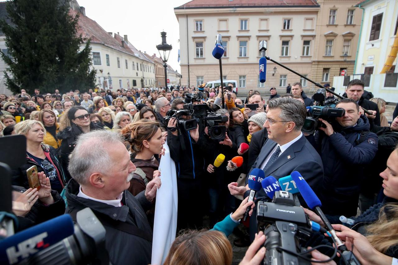 Zagreb: Premijer Andrej Plenković ispred prosvjednika na Trgu svetog Marka