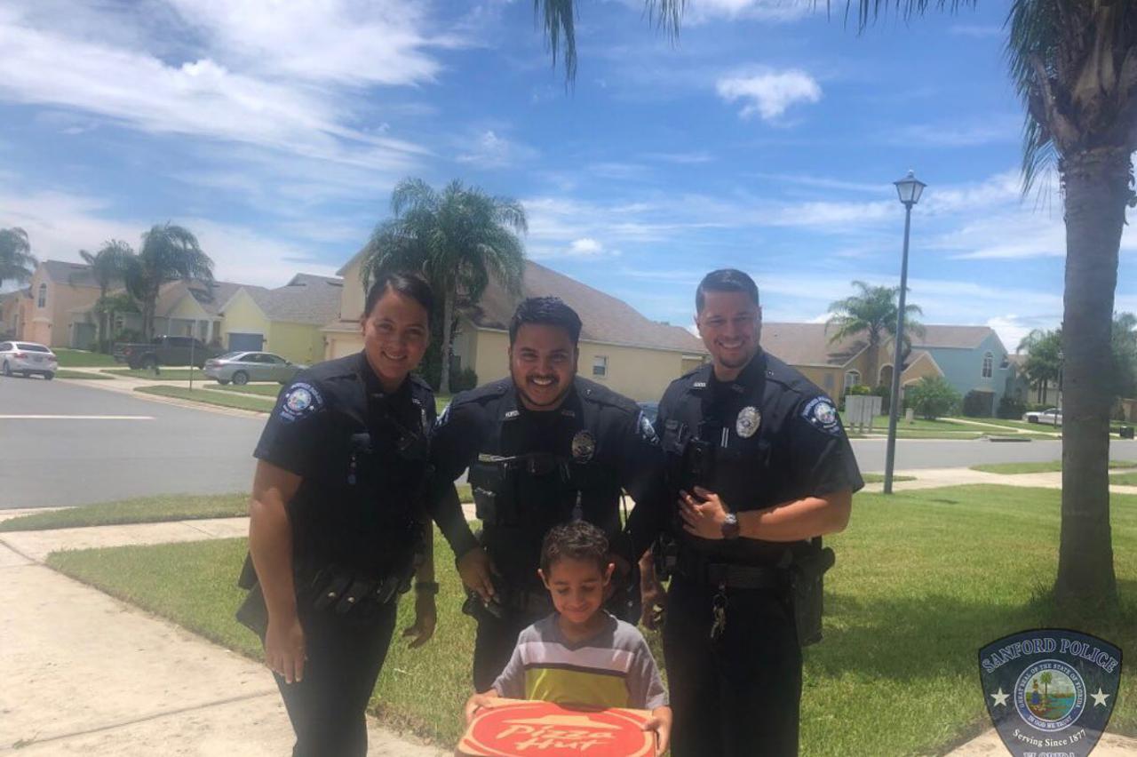 Policajci s dječakom koji je naručio pizzu
