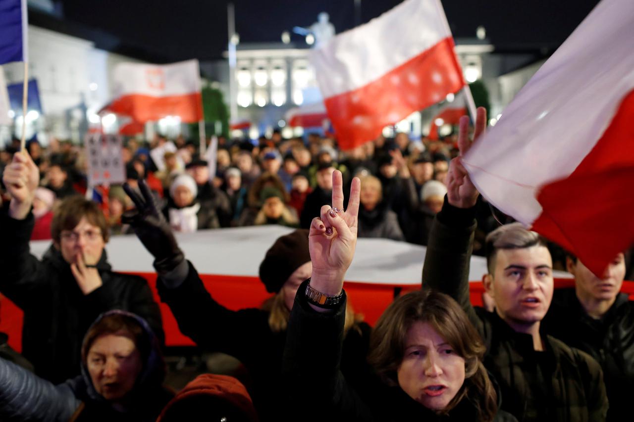 Poljaci već mjesecima prosvjeduju protiv zakona za koji u Bruxellesu kažu da nije u skladu s demokracijom