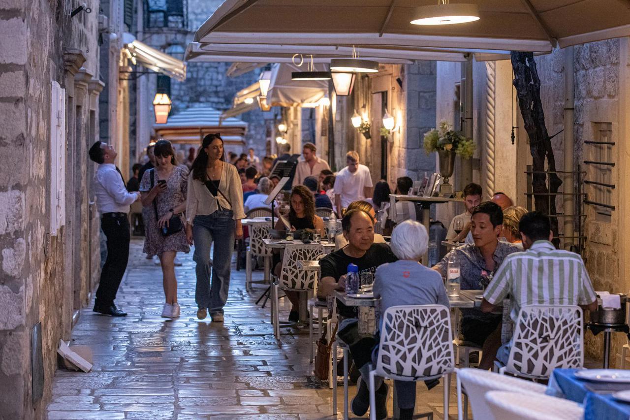 Dubrovnik: Puni restorani i kafići u gradu
